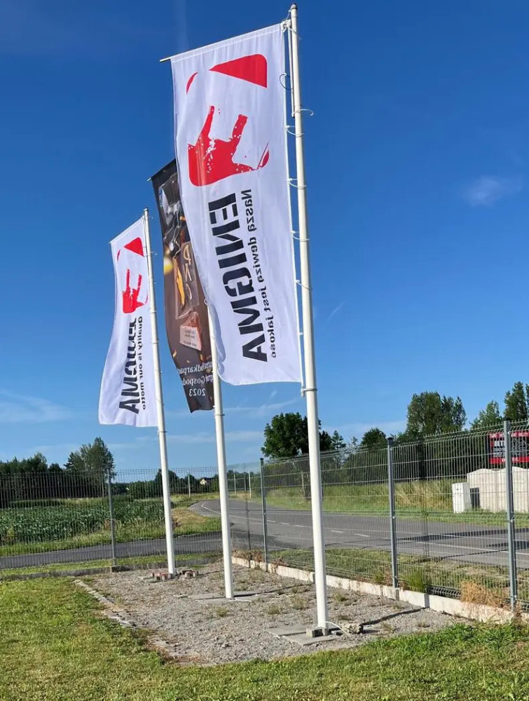Flagi reklamowe z dowolną grafiką o wymiarach 150 x 400 cm z tunelem na windtracker – komplet 3 szt.