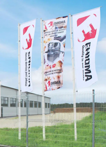Flaga reklamowa z logo o wymiarach 150 x 400 cm z tunelem na windtracker