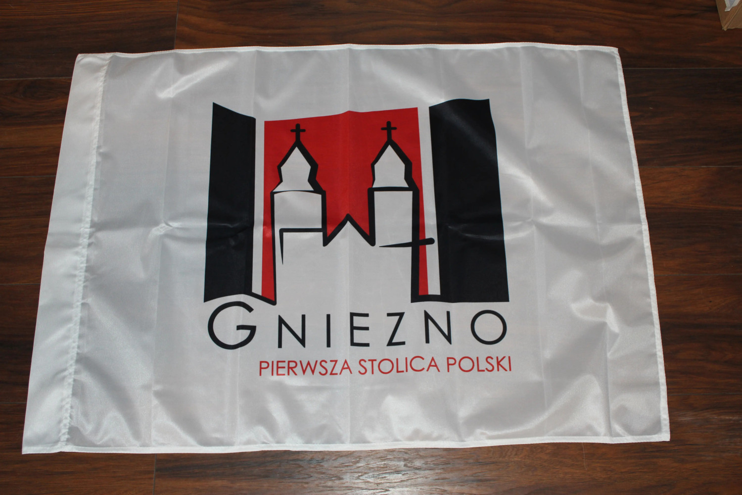 Flaga reklamowa Miasta Gniezno o wymiarach 110 x 70 cm