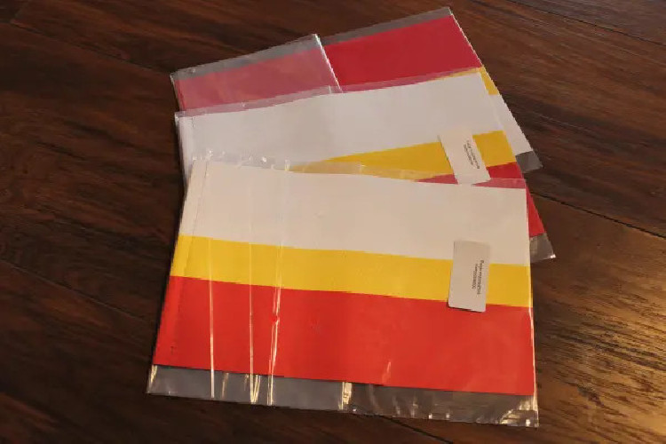 Stojaczek na proporczyk 3 – ramienny srebrny klasyczny