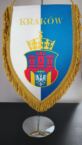 Proporczyk w kształcie herbu z frędzelkami