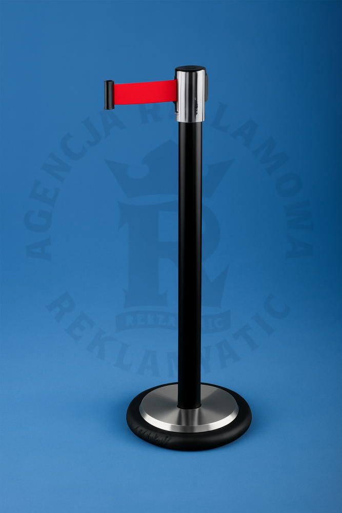 Czarny słupek z czerwoną taśmą 4,5m z podstawą na rolce