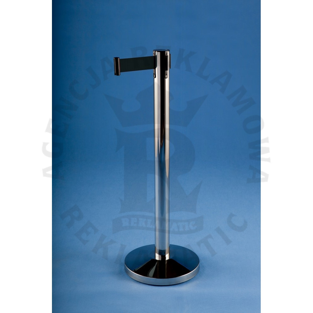 Srebrny słupek odgradzający z czarną taśmą 3m stal nierdzewna