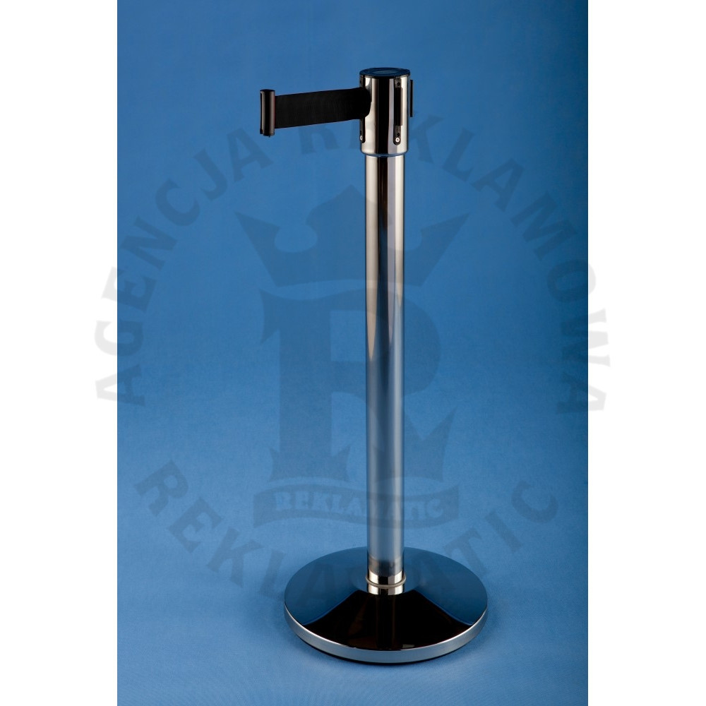 Słupek odgradzający z czarną taśmą 4,5m stal nierdzewna w kolorze chrom