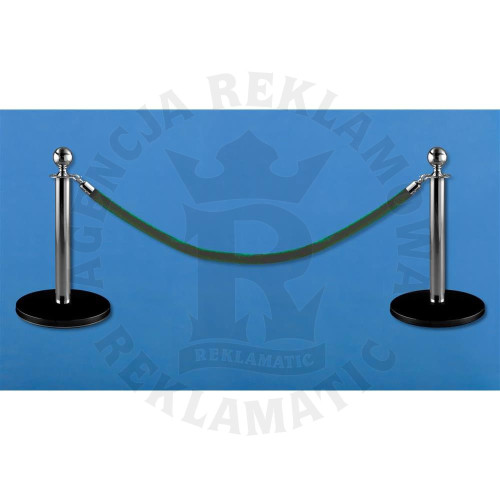 Niskie słupki odgradzające z aksamitnym  ciemnozielonym sznurem o długości 1,5 m