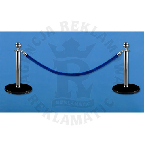 Niskie słupki odgradzające z aksamitnym niebieskim sznurem o długości 1,5 m