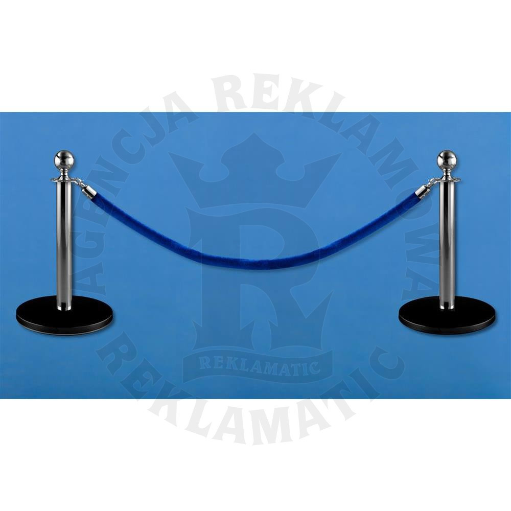 Niskie słupki odgradzające z aksamitnym niebieskim sznurem o długości 1,5 m