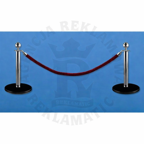 Niskie słupki odgradzające z aksamitnym bordowym sznurem o długości 1,5 m