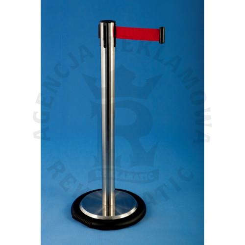 Elegancki srebrny słupek odgradzający ze stali nierdzewnej z czerwoną taśmą do 3 m oraz mobilną podstawą na rolce