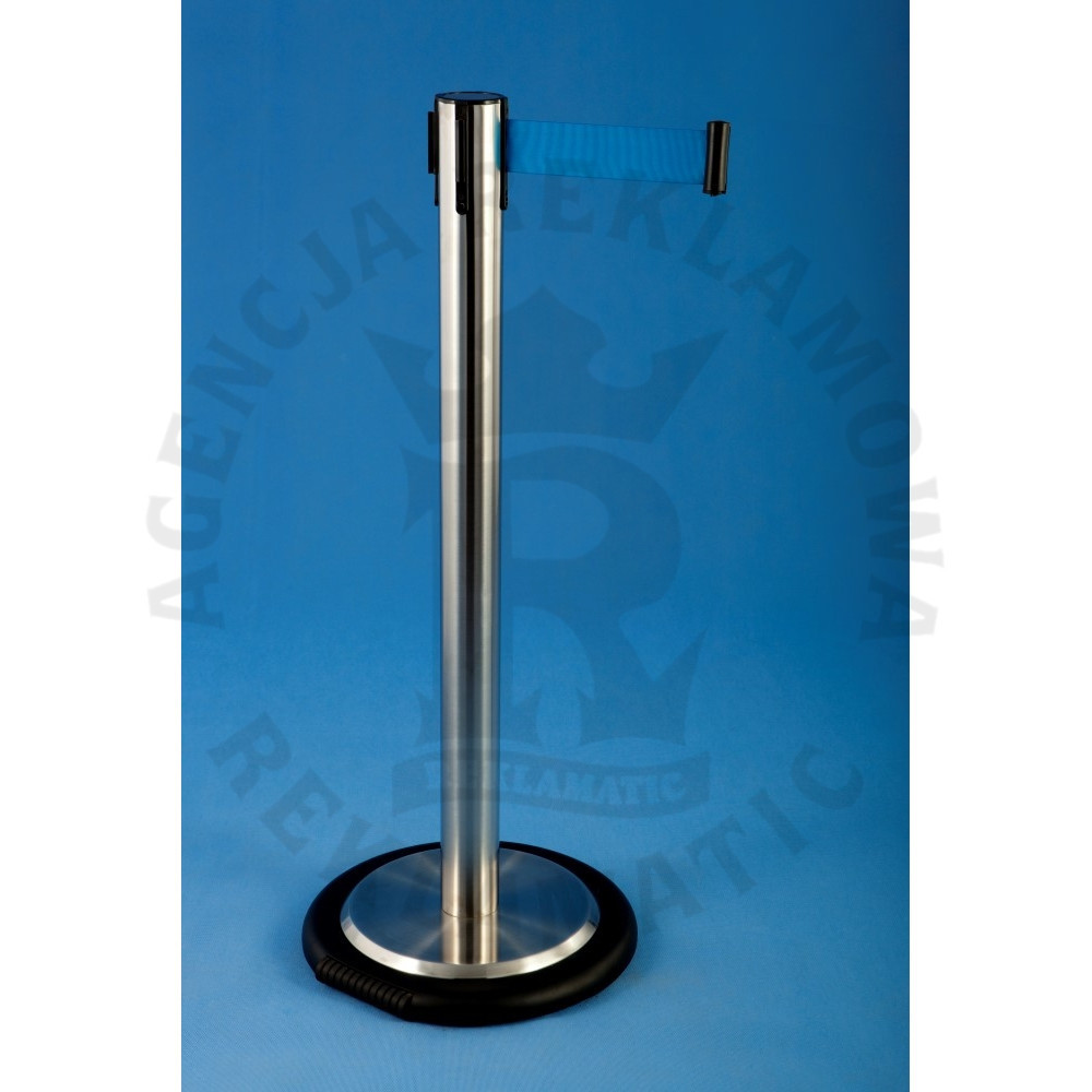 Elegancki srebrny słupek odgradzający ze stali nierdzewnej z niebieską taśmą do 3 m oraz mobilną podstawą na rolce