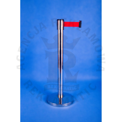 Elegancki słupek ze stali nierdzewnej w kolorze srebrnym, wyposażony w czerwoną taśmę o długości do 2,5 m