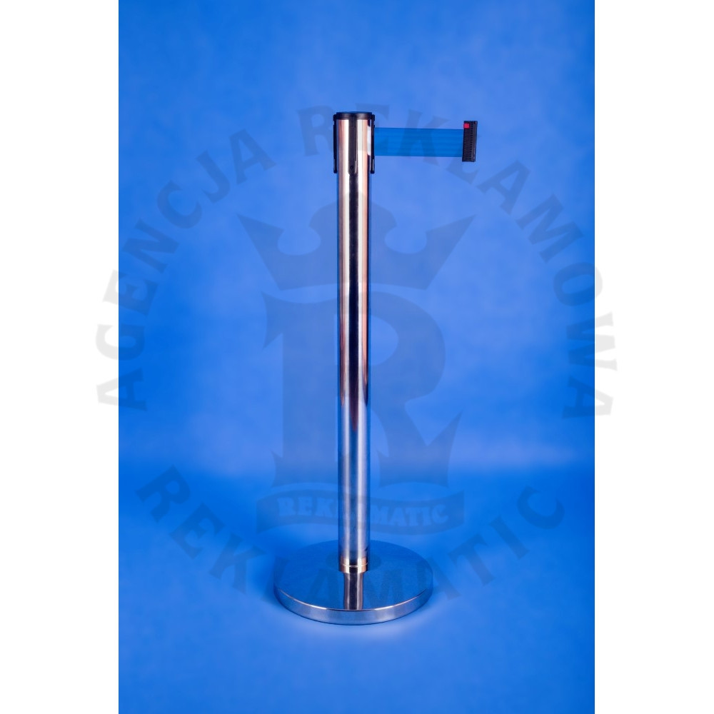 Srebrny słupek wygrodzeniowy ze stali nierdzewnej z niebieską taśmą do 2,5 m – elegancja i funkcjonalność w jednym