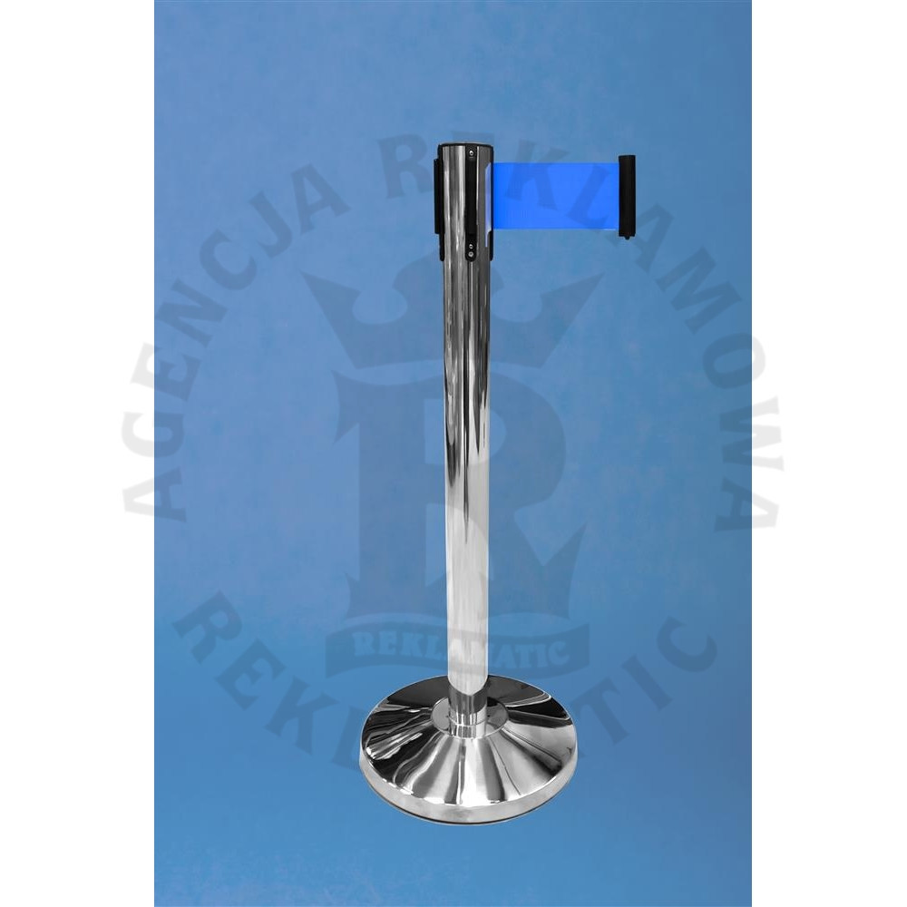 Słupek oddzielający z szeroką, niebieską taśmą o długości 4 m