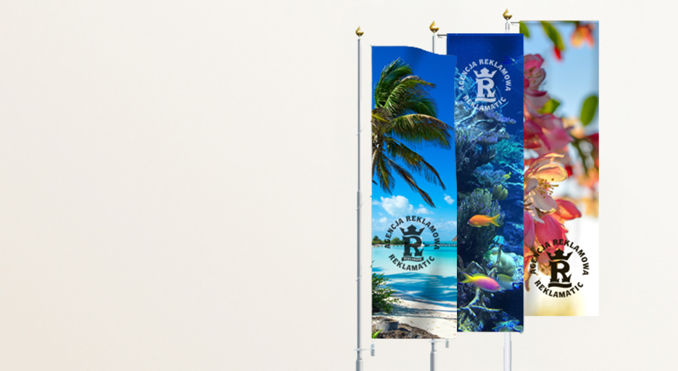 Trzy pionowe flagi reklamowe/windery z logo "Agencja Reklamowa Reklamatic".