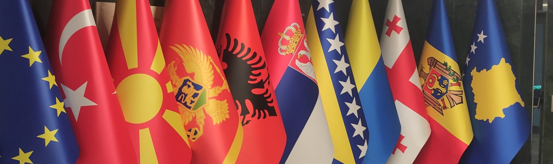 Rząd pionowych flag państwowych.