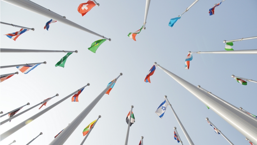 Wiele flag na masztach