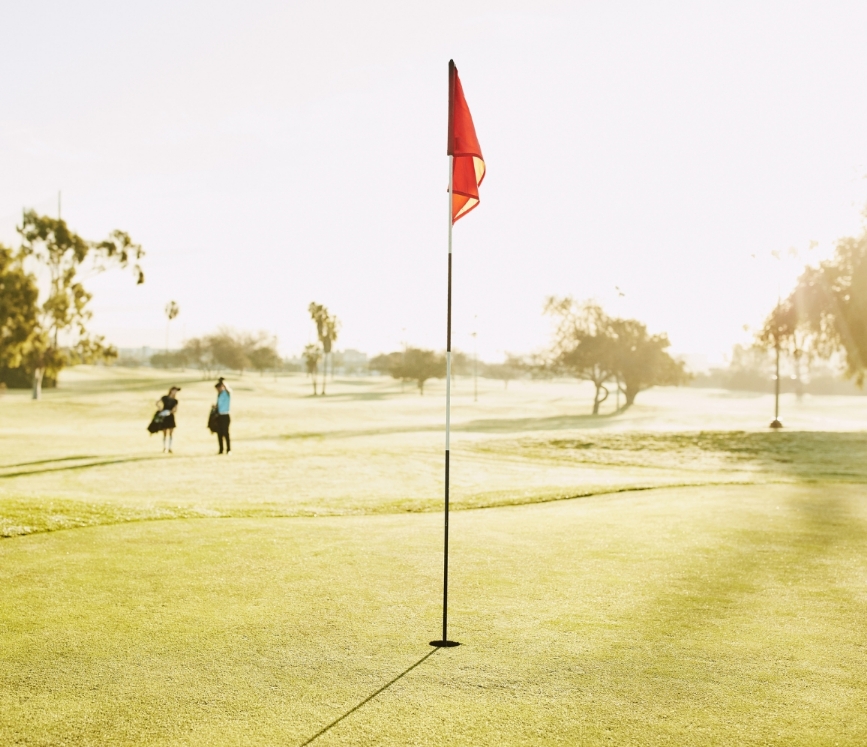 Flaga na polu golfowym, Ludzie w oddali