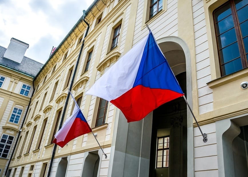 Czy można na prywatnej posesji wywiesić flagę innego kraju?